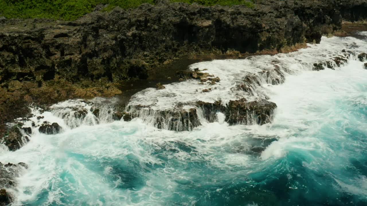 海浪拍打着海岸视频素材