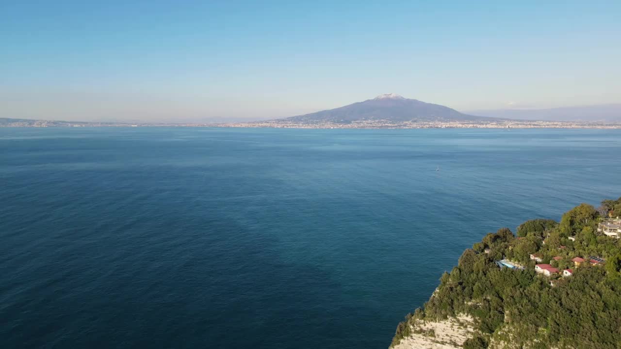 维苏威火山。空中拍摄，一架直升机飞过海面，俯瞰维苏威火山。视频素材