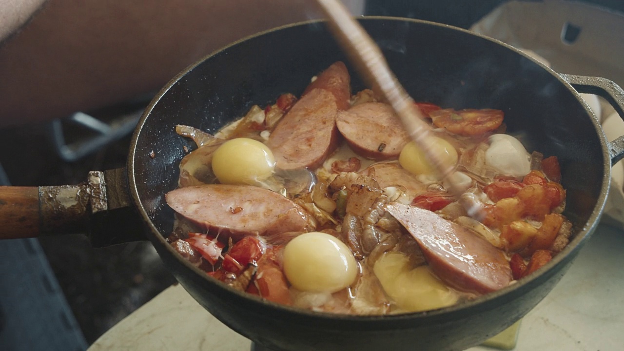 忙着做饭。视频素材