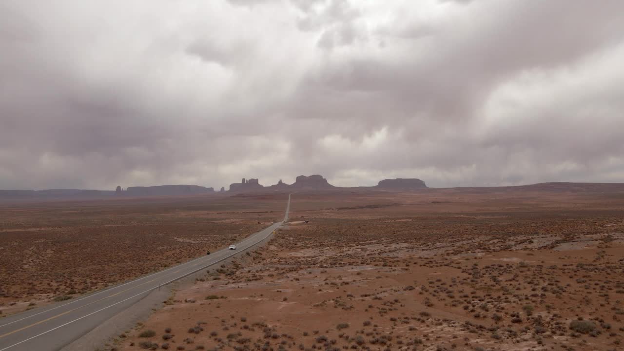 接近Hyperlapse Time Lapse纪念碑谷部落公园在阿甘山，犹他州戏剧性的阴天公路163视频素材