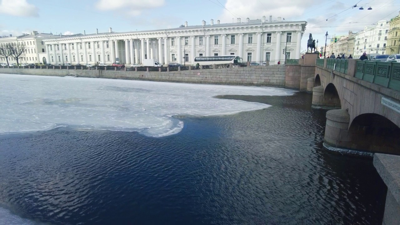 城市里的河流是融化多年的冰漂流在历史城市的桥梁是阳光视频素材