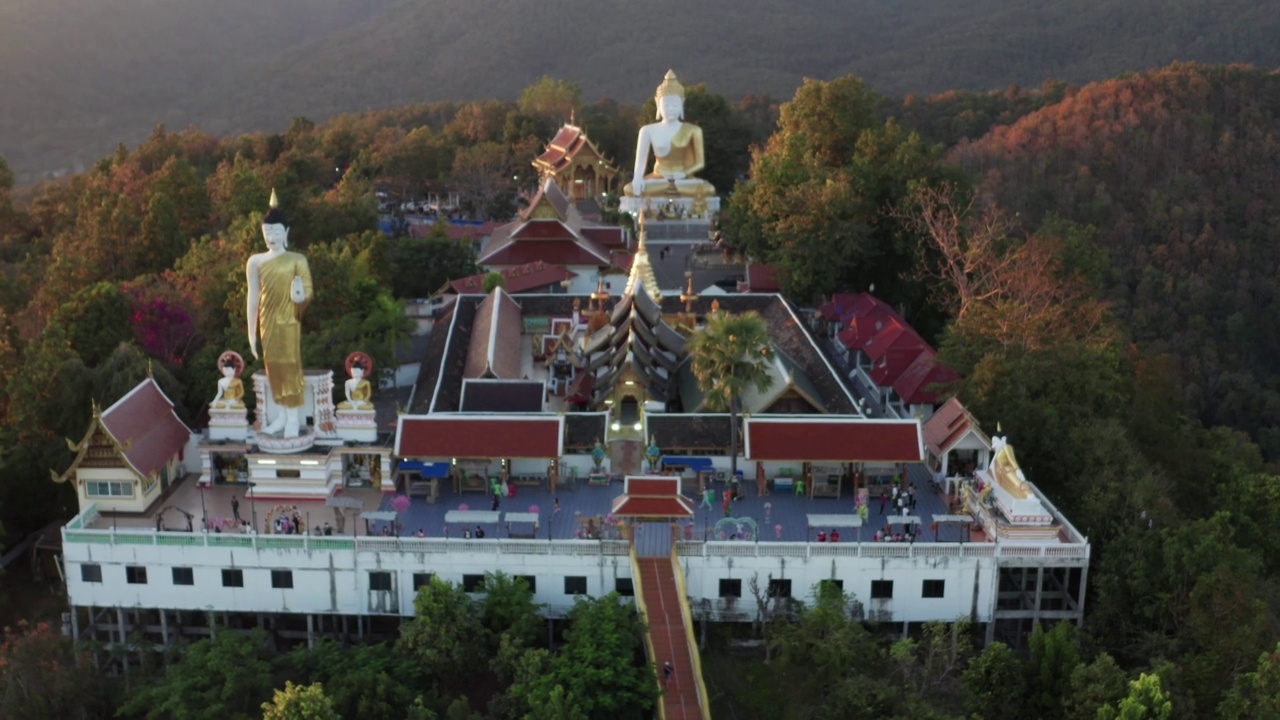 鸟瞰泰国清迈的卧佛寺、佛塔和金色佛塔视频素材