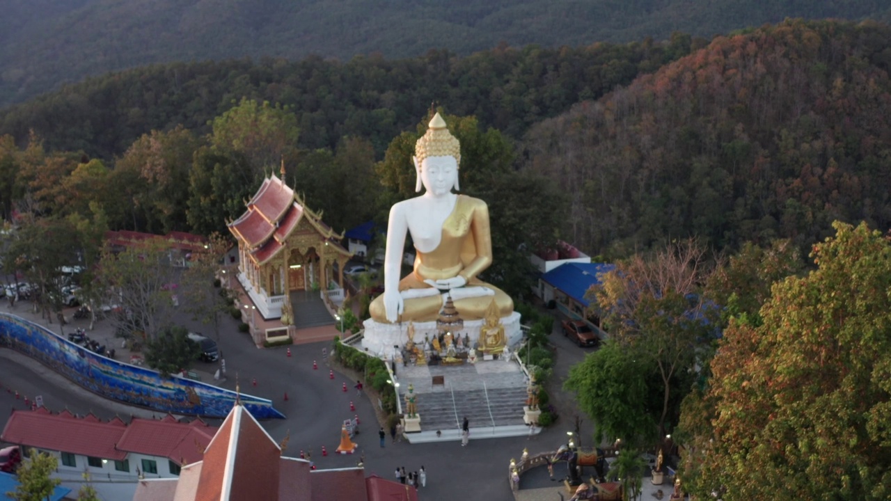 鸟瞰泰国清迈的卧佛寺、佛塔和金色佛塔视频素材