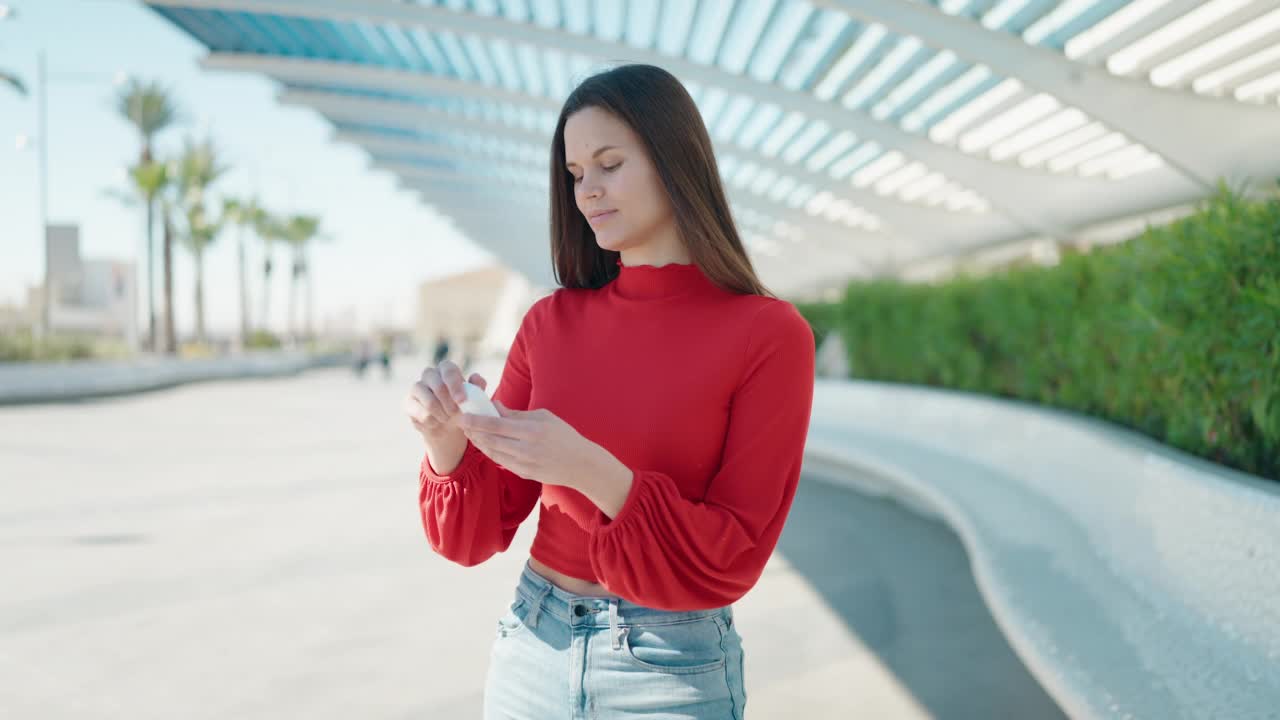 年轻女子在街上听音乐视频素材