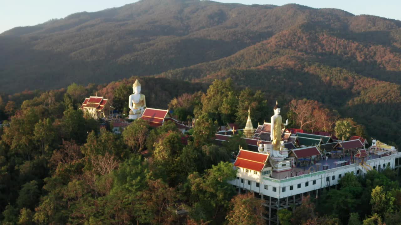 鸟瞰泰国清迈的卧佛寺、佛塔和金色佛塔视频素材