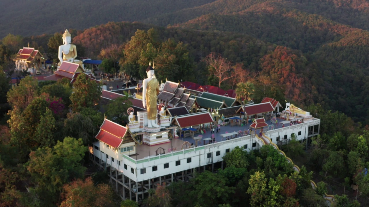 鸟瞰泰国清迈的卧佛寺、佛塔和金色佛塔视频素材