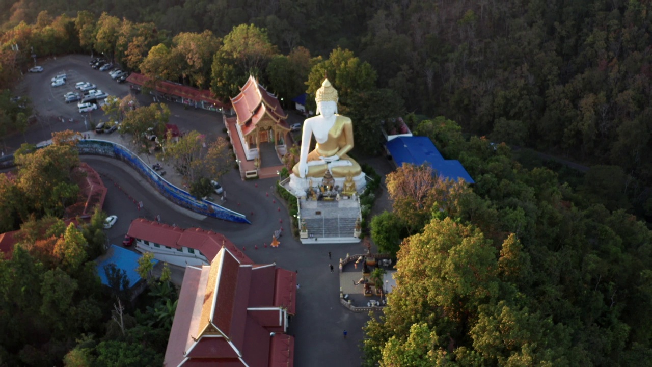 鸟瞰泰国清迈的卧佛寺、佛塔和金色佛塔视频素材