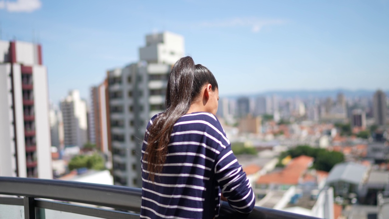 公寓阳台上一名成年女性的肖像视频素材