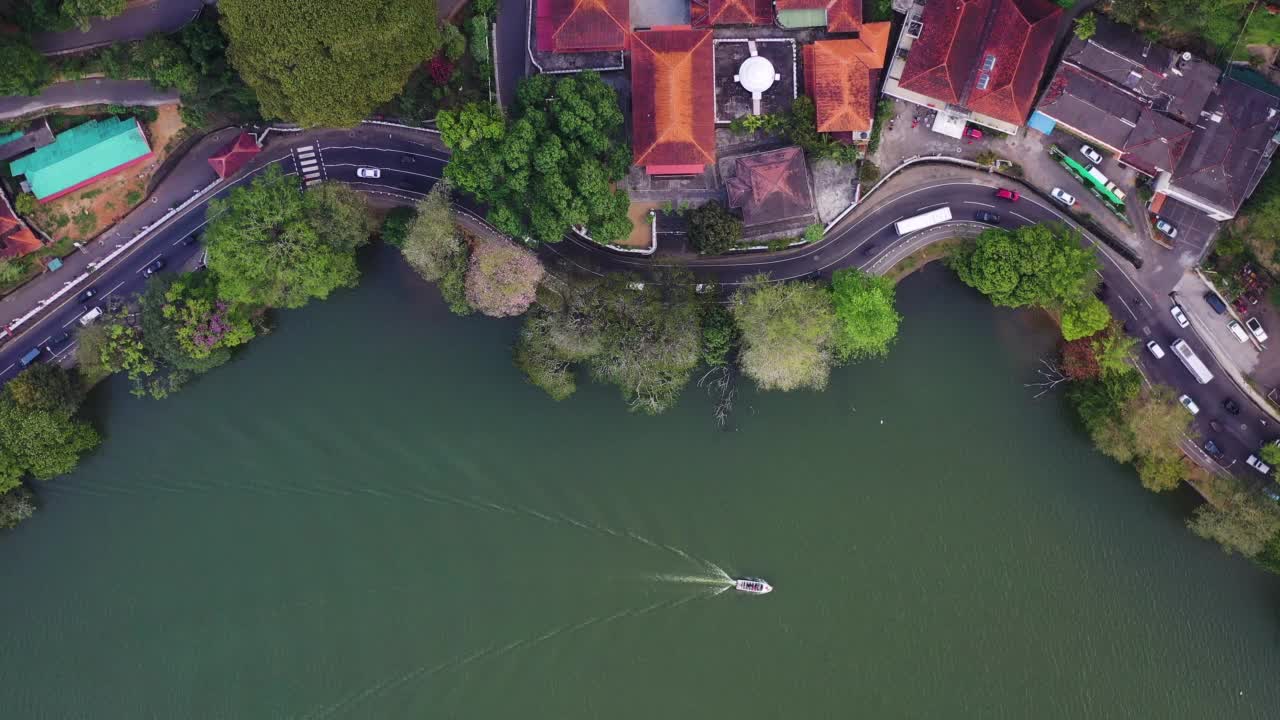 沿着斯里兰卡莫拉加拉海岸线的公路鸟瞰图。视频素材