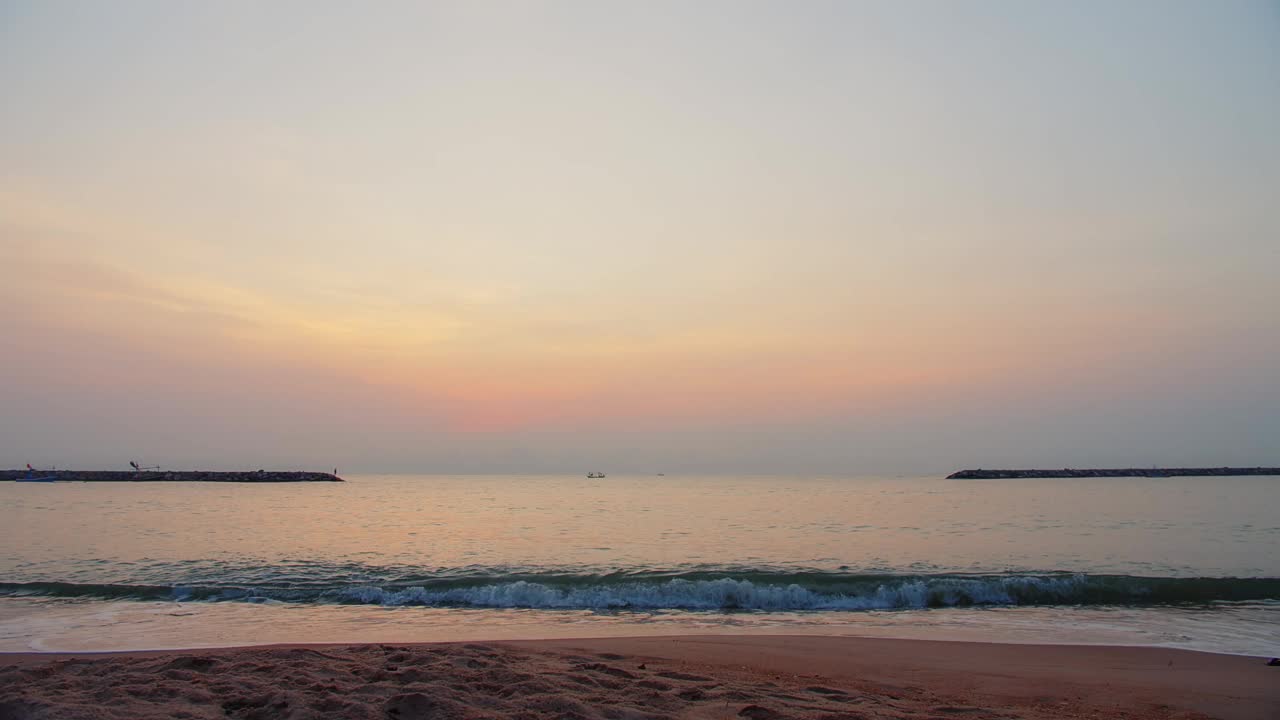 风景戏剧性的海洋热带海洋海滩日出戏剧性的五彩缤纷的天空云和海浪在泰国的早晨，以渔船为背景视频素材