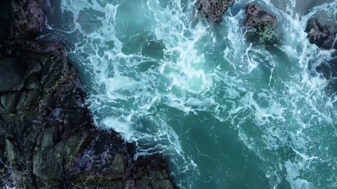 航拍海浪冲击海岸线岩石股票视频视频素材