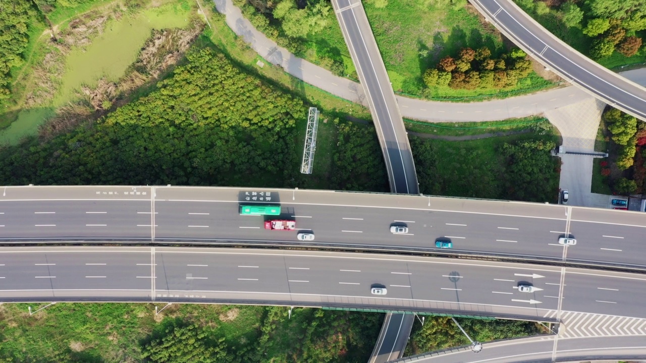 航拍以青草为背景的道路视频素材