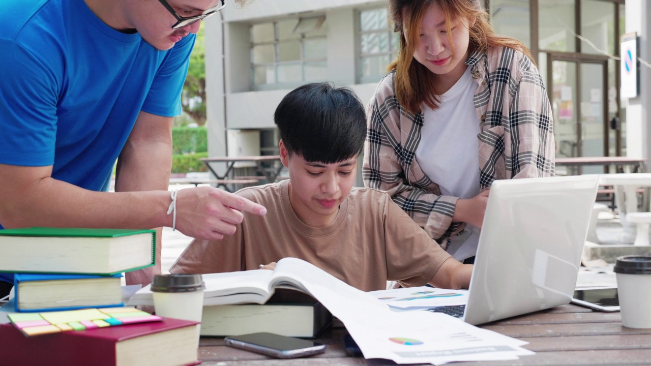 多种族的大学生们分组一起学习。在大学进行头脑风暴和讨论视频素材