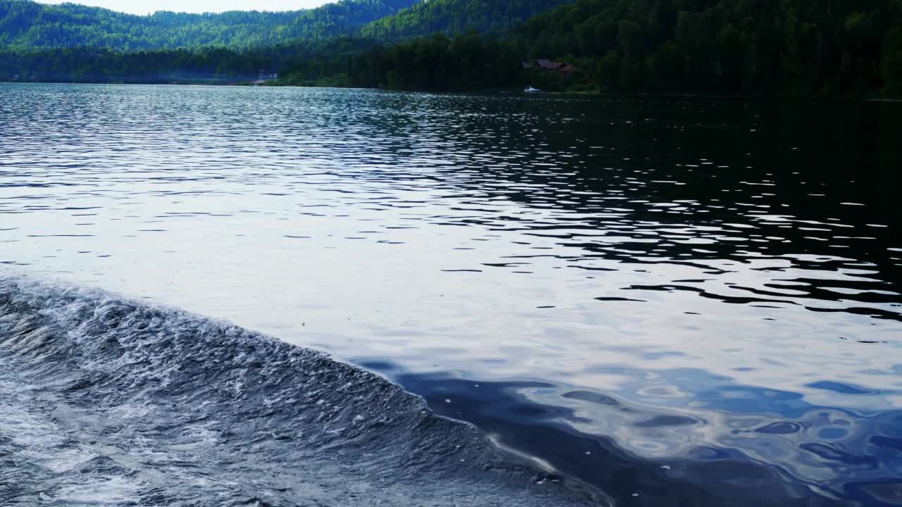 船头掀起了波浪视频素材