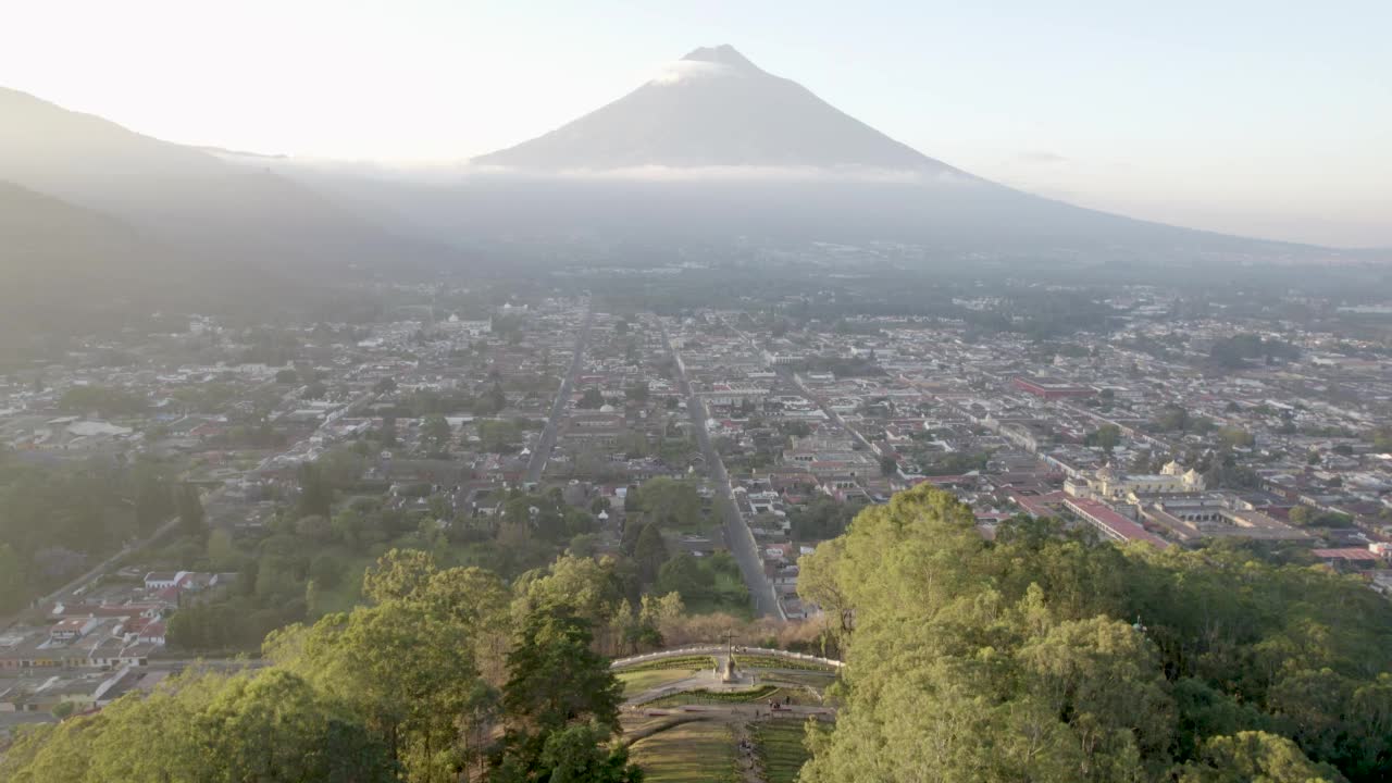 从十字角度看安提瓜和阿瓜火山视频素材