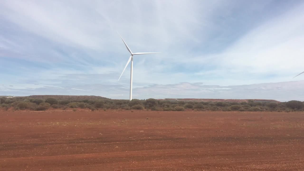 在西澳大利亚内陆的一次公路旅行中，一组大型风力涡轮机在旋转视频素材