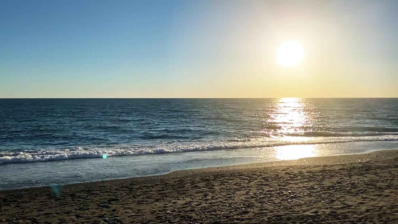 在沙滩上的海浪，FHD慢动作镜头视频素材