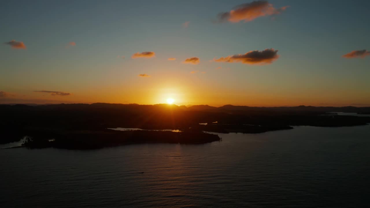 热带岛屿上多彩的日落视频素材