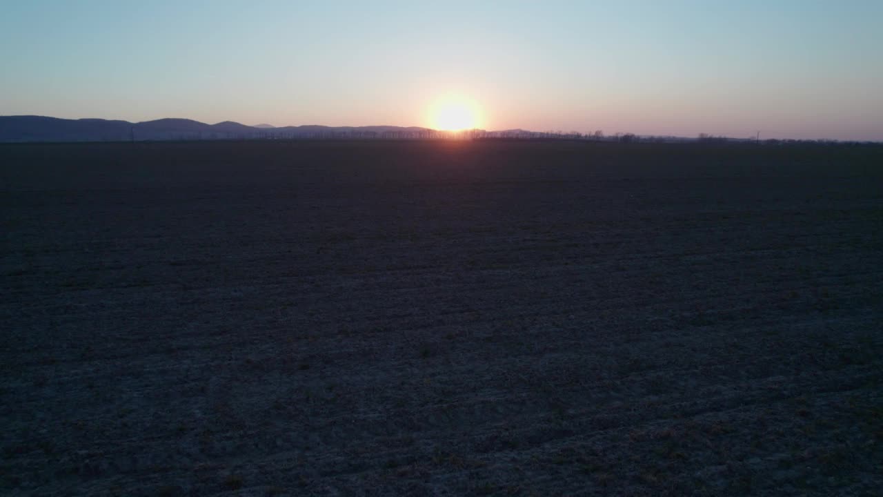 夕阳照在犁过的田野上。视频素材