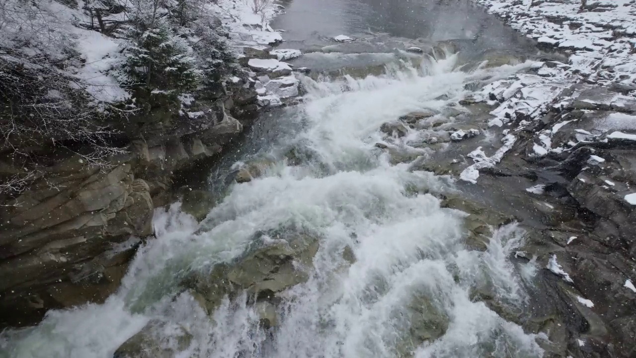 乌克兰喀尔巴阡山脉普鲁特河普比伊瀑布上的降雪视频素材