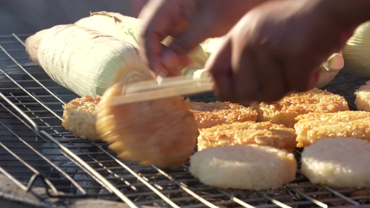 在泰国的一个夜市上，人们用篝火烤着异国风味的泰式煎饼视频素材