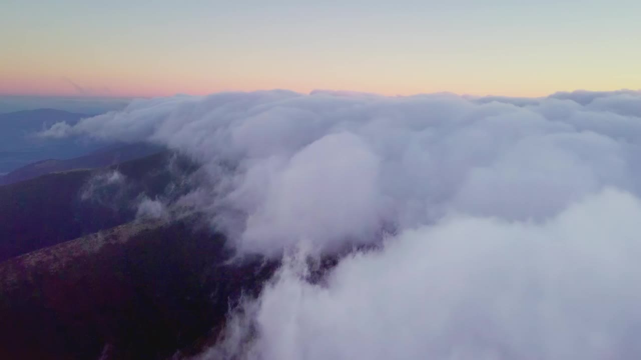 4K无人机在云端飞行。在日出时穿过云层，从无人机上俯瞰云层。国家公园Shipit Karpat。Pylypets喀尔巴阡山,乌克兰。视频素材