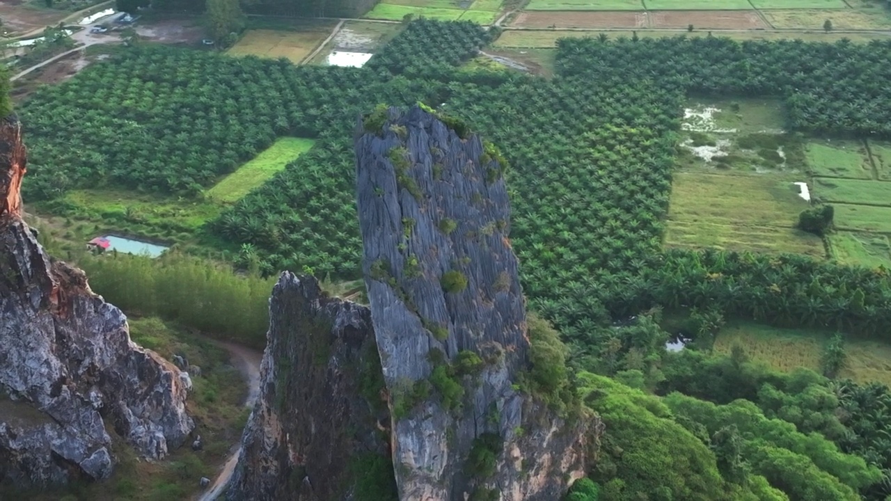 无人机拍摄的松卡考哈奇形怪状的日出景象。山上有绿色的森林树木。泰国的自然景观背景。黄山。视频素材