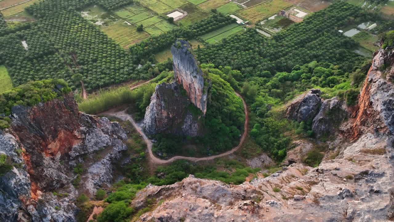 无人机拍摄的松卡考哈奇形怪状的日出景象。山上有绿色的森林树木。泰国的自然景观背景。黄山。视频素材