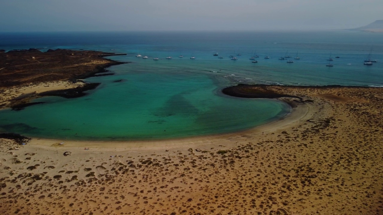 这是Fuerteventura岛令人惊叹的海湾的空中轨道剪辑视频素材