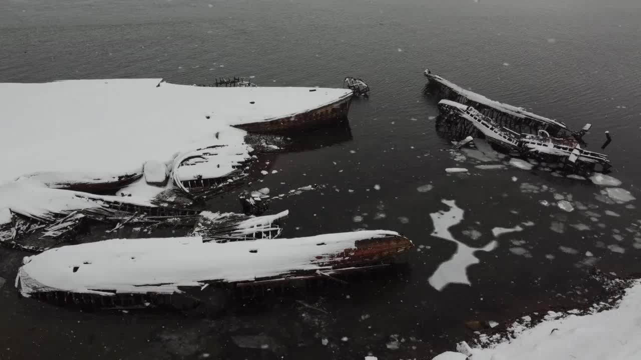 特里贝尔卡附近的船墓地上有暴风雪。俄罗斯视频素材