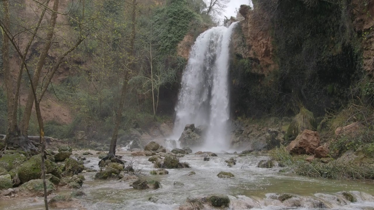 山景有河流和大瀑布。视频素材