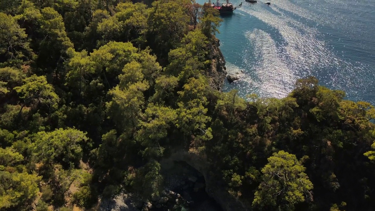 飞过小岛。景观。地中海和海岸。火鸡无人机视角。有岩石、石头和许多船只的蓝色泻湖。山,天堂。视频素材