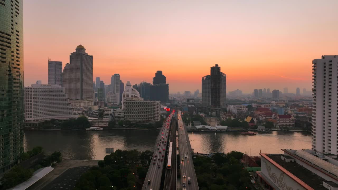 无人机拍摄的曼谷Chao Phaya河上高速公路和地铁空中列车上的交通信号灯视频素材