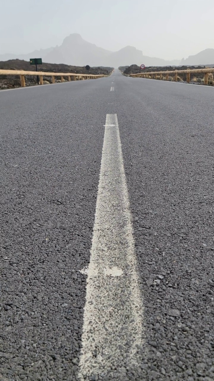 穿越火山景观的道路视频素材