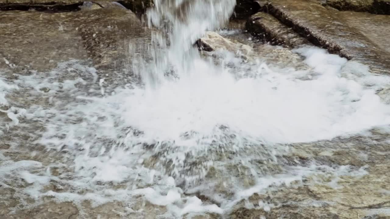 在一个缺水的世界里浪费水资源。慢动作视频素材