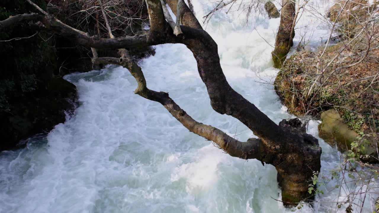 缓慢运动的山河表面的水视频素材