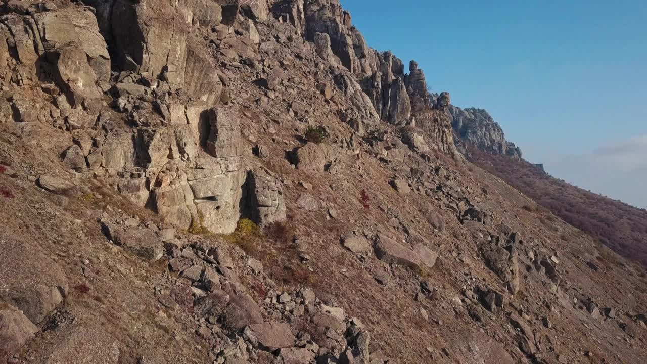 鸟瞰群山，秋日的阳光照射在山顶视频下载