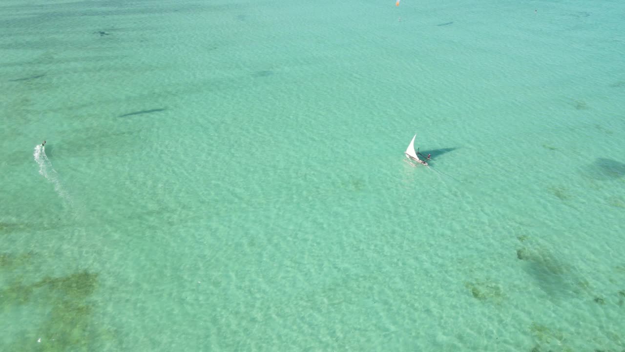 鸟瞰图，一艘船在海洋附近的桑给巴尔海岸，坦桑尼亚视频素材