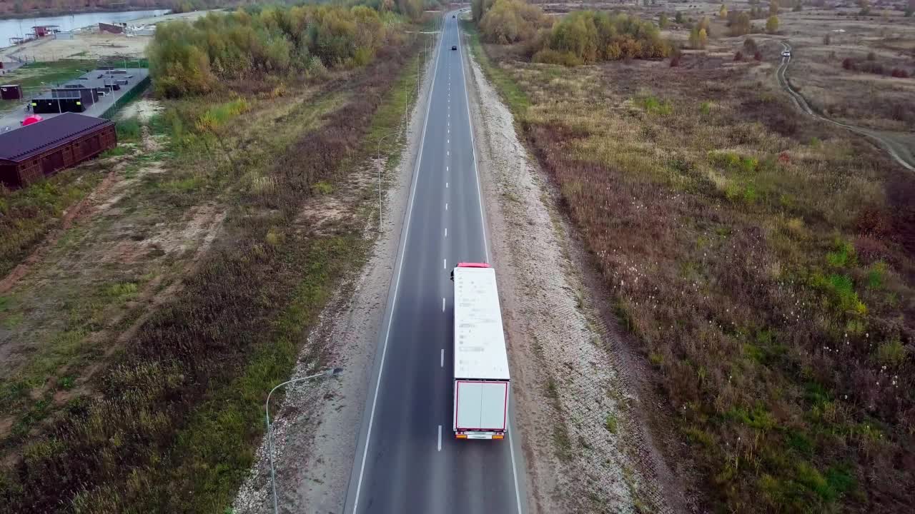 汽车在州际公路上的空中后视镜与拖车卡车超车。视频素材