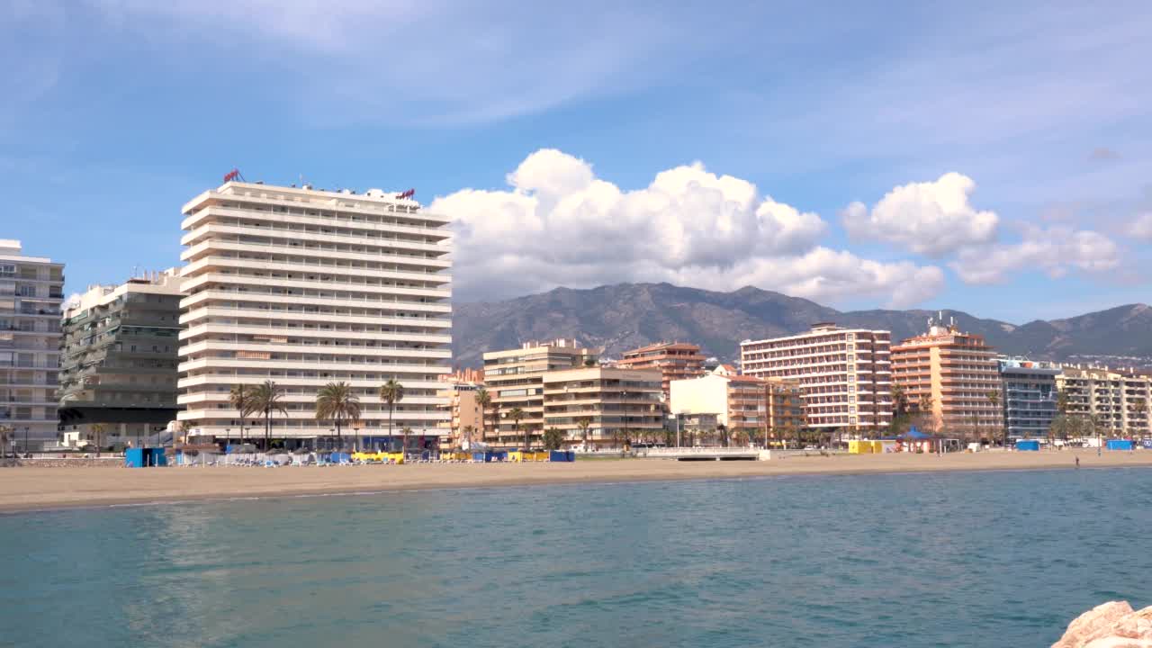 Fuengirola城市的全景。Los Boliches海滩的城市步行街区视频素材