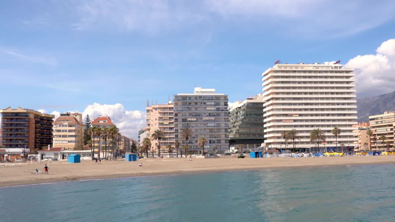 Fuengirola城市的全景。Los Boliches海滩的城市步行街区视频素材