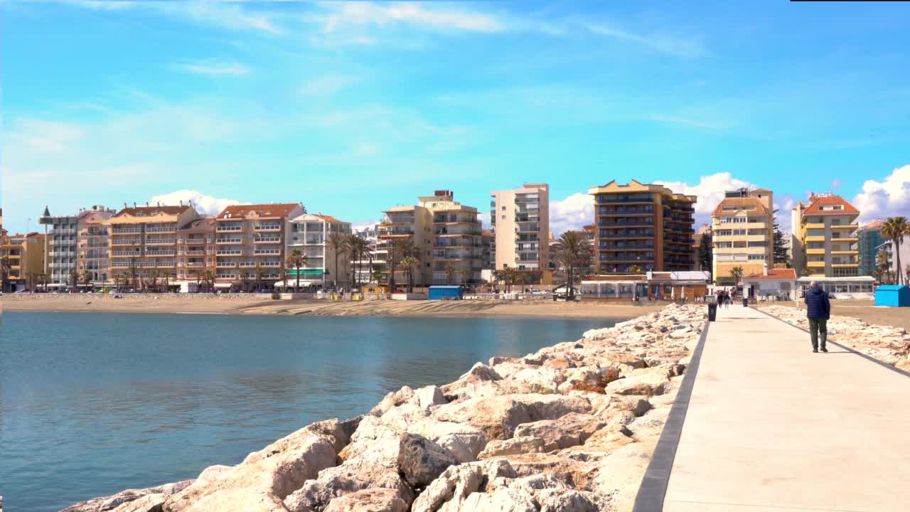 Fuengirola城市的全景。Los Boliches海滩的城市步行街区视频素材