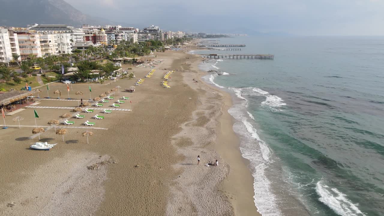 白天在土耳其海边的海滩，鸟瞰图视频素材