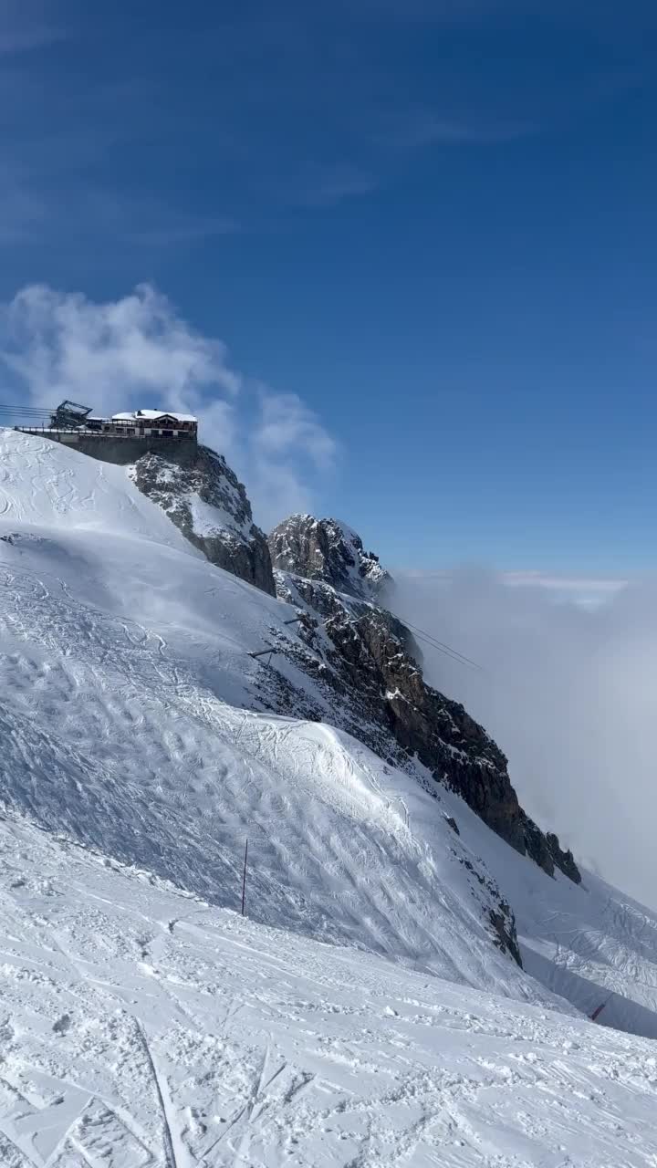 法国阿尔卑斯的库尔舍维尔滑雪胜地的冬季云朵视频素材