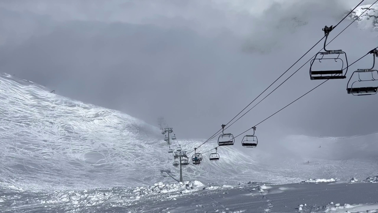 冬季，滑雪胜地Courchevel的云间滑雪缆车视频素材