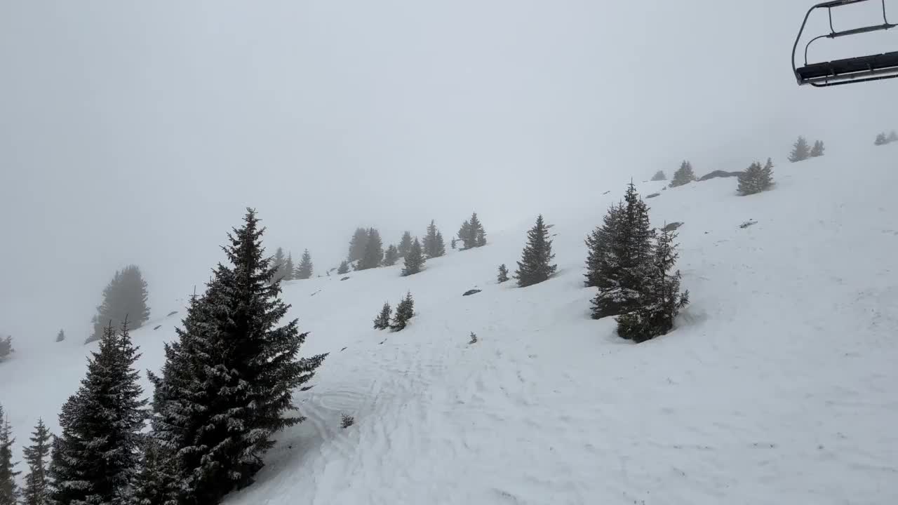 法国阿尔卑斯山脉Courchevel的滑雪缆车在雾中行驶视频素材