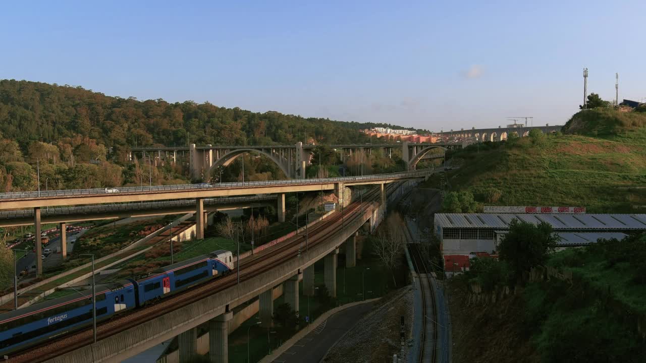 航拍的道路、高架桥和铁路线在里斯本市中心相交视频素材