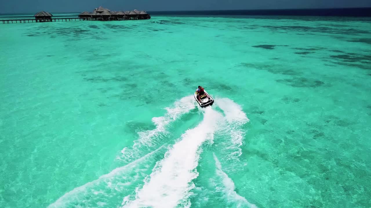 驾驶水上摩托艇在海洋股票视频视频素材