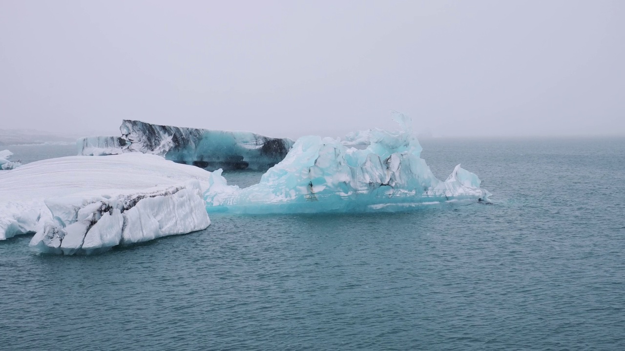 冰岛Jokulsarlon冰川泻湖上的冰山。ISL视频素材