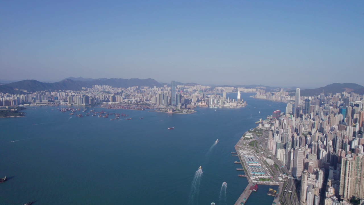 香港城市风景的美丽航拍镜头。日落时分的维多利亚港西侧视频素材